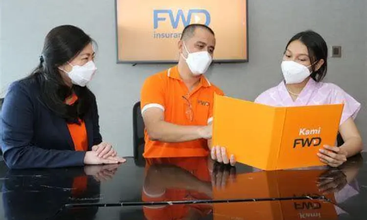 Konsultasi nasabah dengan agen asuransi