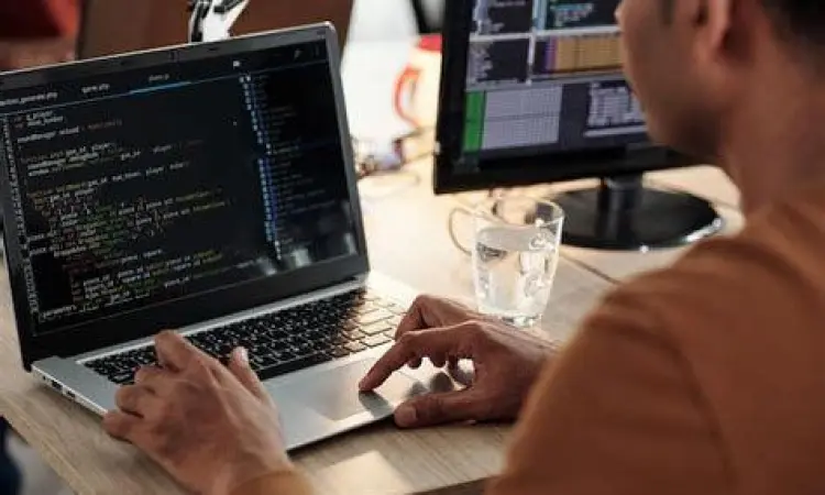 Seorang programmer yang mengerjakan proyek aplikasi