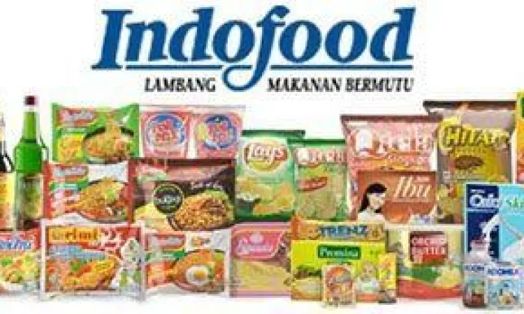 Berbagai produk makanan instan dari Indofood di rak supermarket