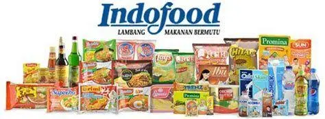 Produk FMCG Indofood Berbagai produk makanan instan dari Indofood di rak supermarket