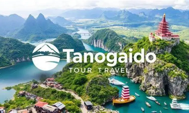 Pemandu wisata sedang menjelaskan sejarah destinasi kepada turis