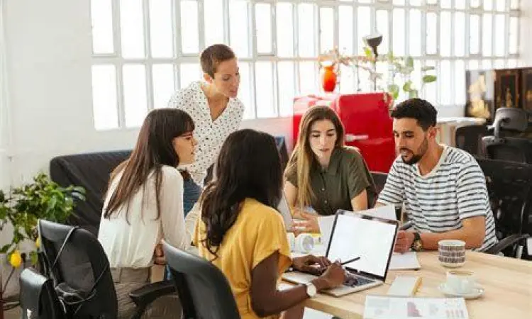 diskusi tim di dalam kantor modern