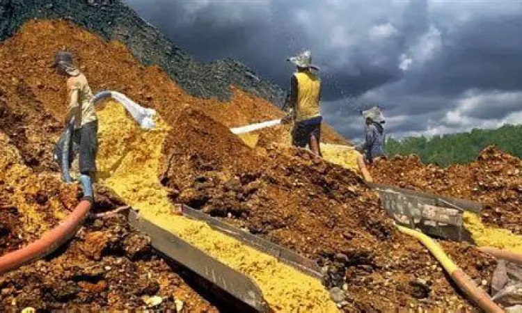 Kegiatan penambangan emas oleh perusahaan ekstraktif