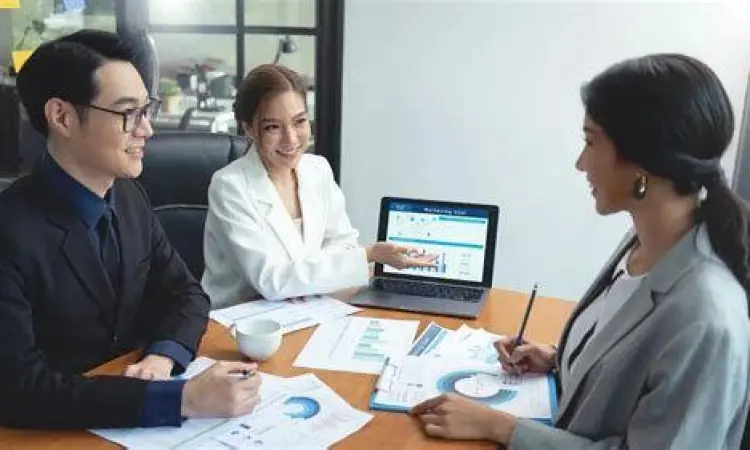 Tim keuangan sedang melakukan audit laporan tahunan