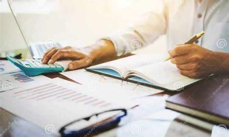 Akuntan menyusun laporan keuangan perusahaan dagang