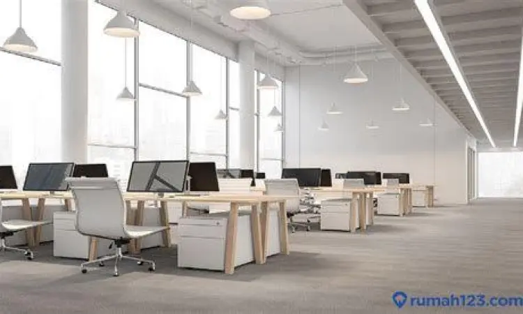 Karyawan menggunakan fasilitas kantor dengan bijak