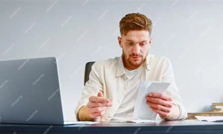 Akuntan profesional sedang memverifikasi bukti transaksi harian