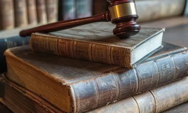 Referensi Hukum Perusahaan Buku hukum dan palu hakim untuk referensi legal drafting