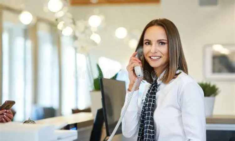 Resepsionis kantor profesional menjawab telepon