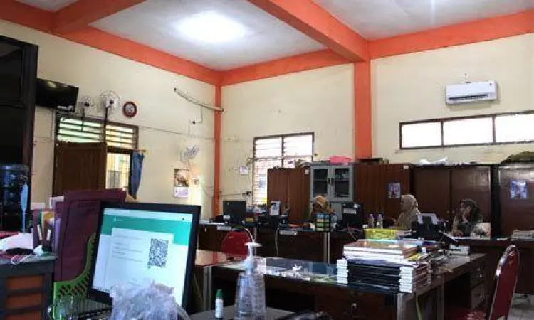 Suasana kantor tata usaha sekolah yang rapi