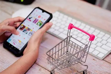 Aktivitas Belanja B2C Digital konsumen sedang berbelanja online melalui aplikasi marketplace