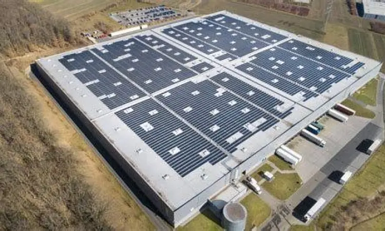 Pabrik Energi Terbarukan Pabrik modern yang menggunakan energi panel surya