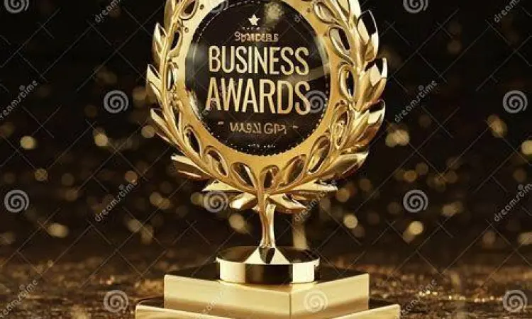 Piala penghargaan karyawan dalam acara perusahaan